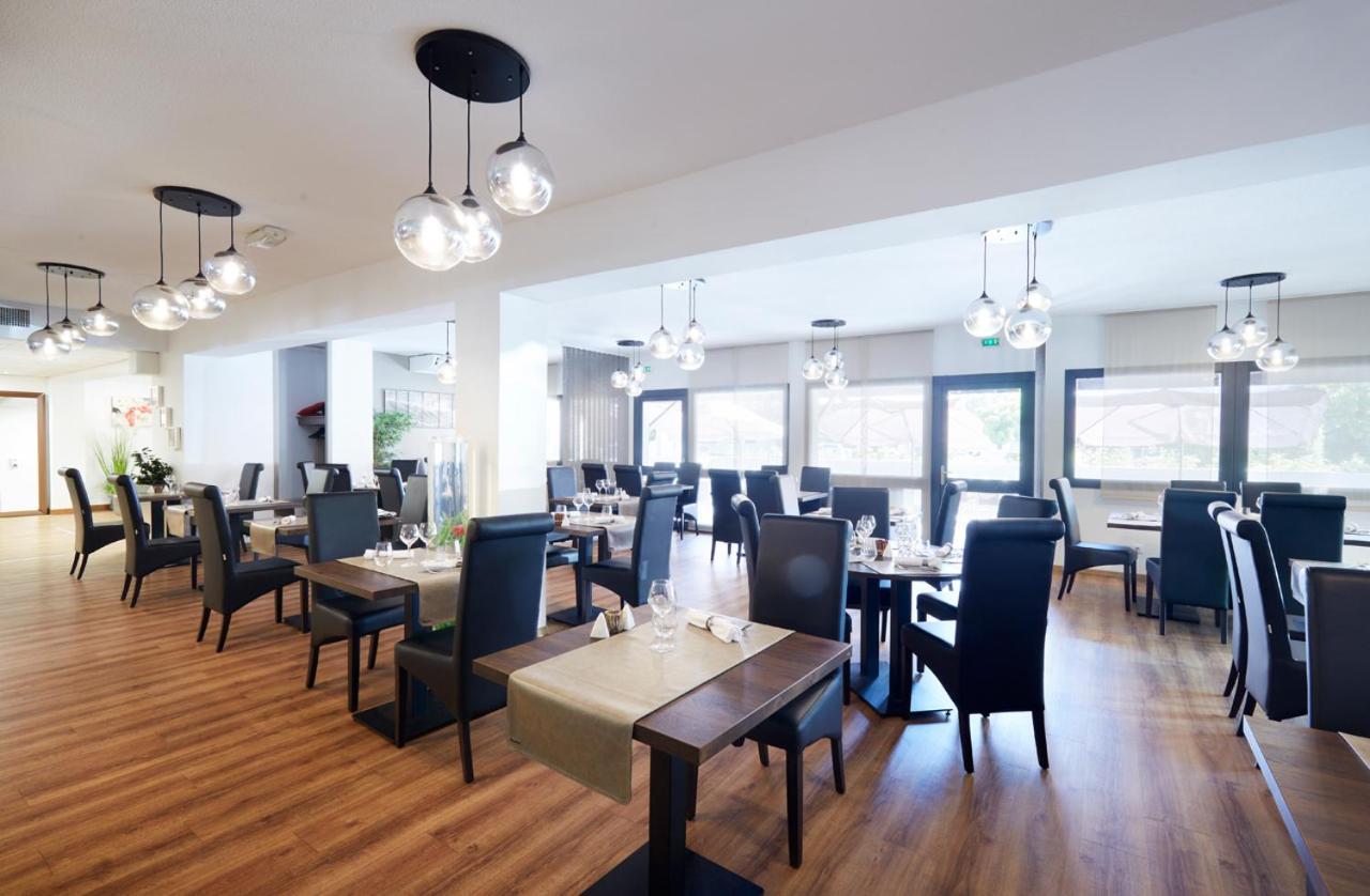 Logis Des Trois Massifs Hotell Claix  Exteriör bild