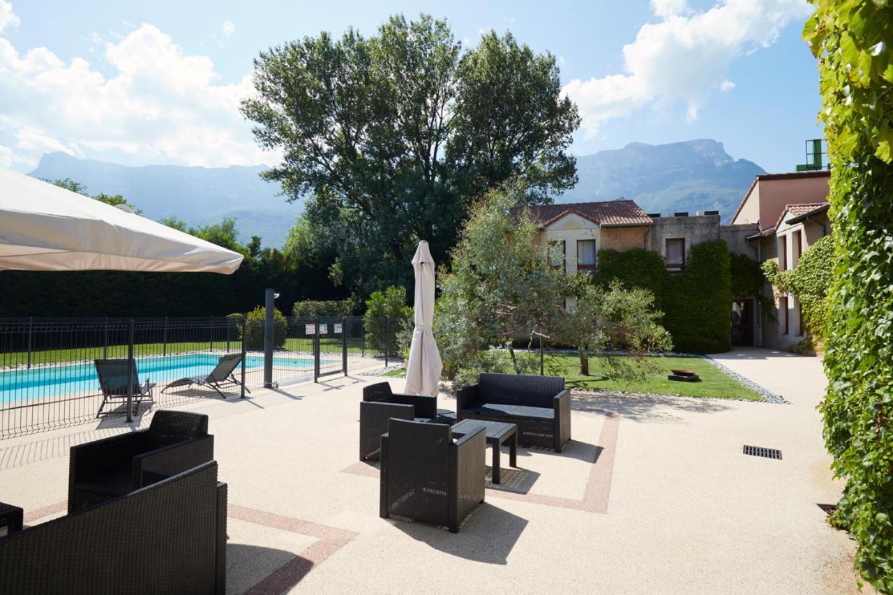 Logis Des Trois Massifs Hotell Claix  Exteriör bild