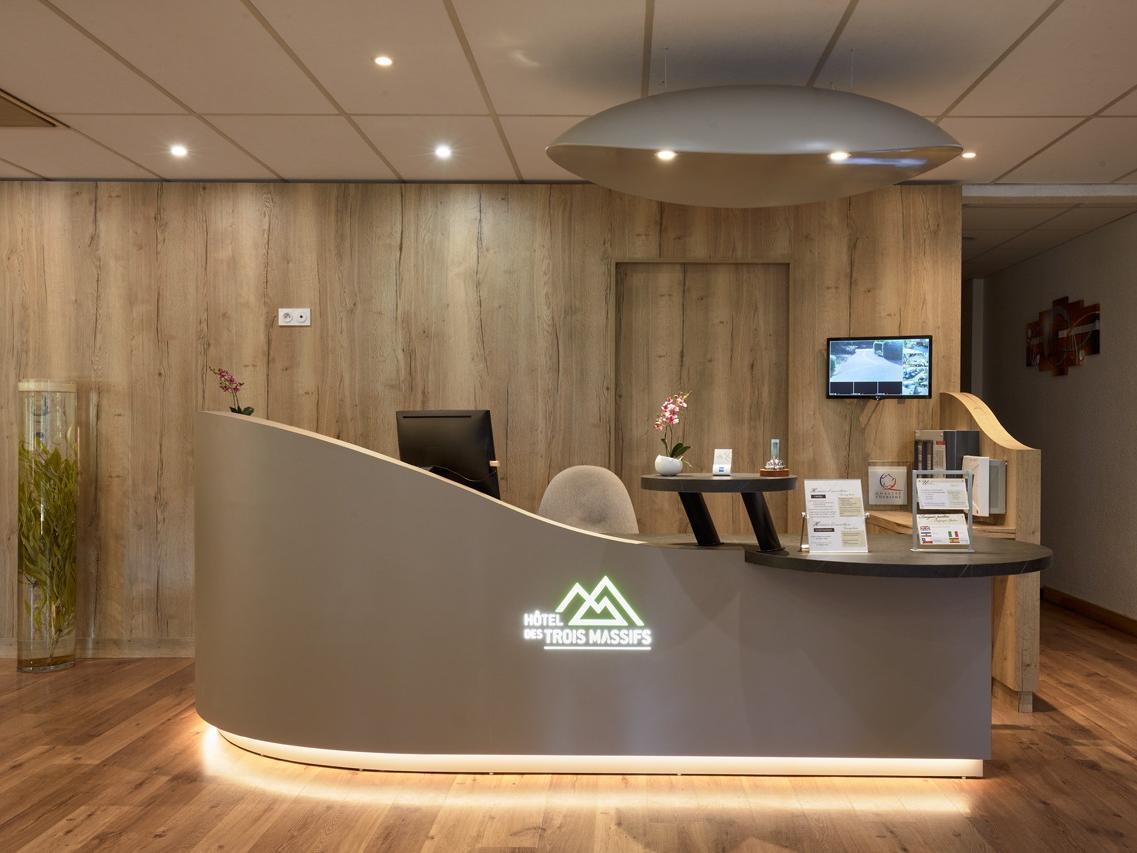 Logis Des Trois Massifs Hotell Claix  Exteriör bild