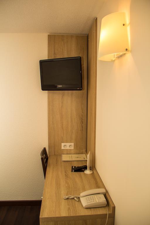 Logis Des Trois Massifs Hotell Claix  Exteriör bild